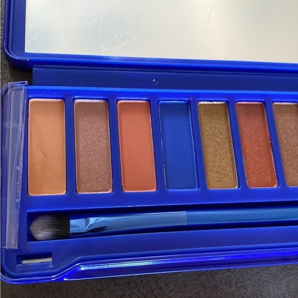 Makeup- Eyeshadow - Picture 3 of 4